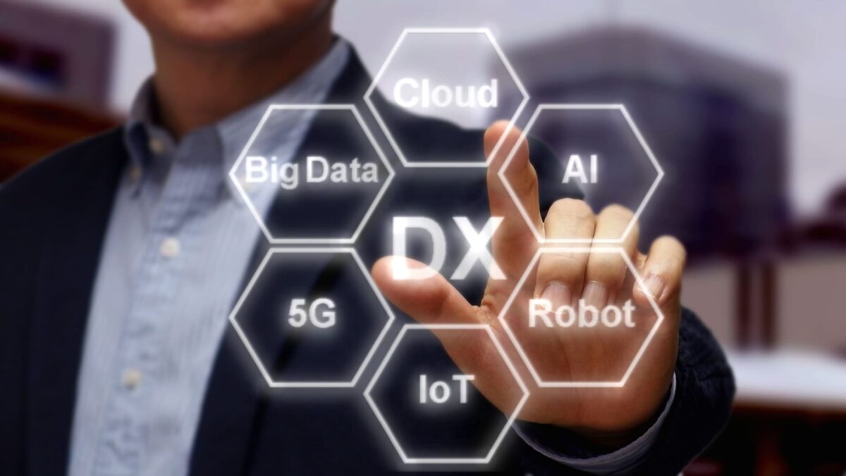 AIとIoTを組み合わせる！メリットや導入のステップ、活用例を詳しく解説