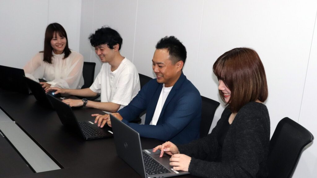 従業員同士の談笑風景
