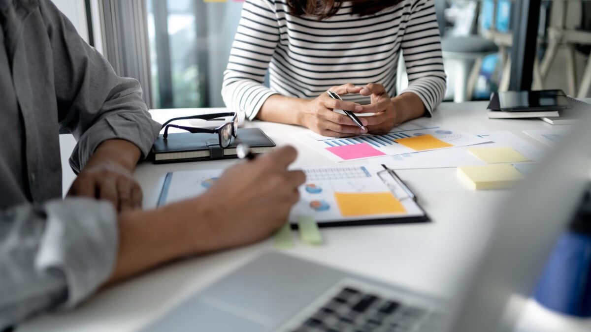 新人育成が属人化する職場の共通点｜育たない現場の課題と仕組み化のヒント
