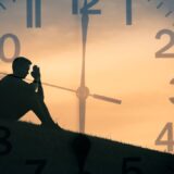 「考える時間がない」職場に共通する悪しき構造。思考停止を断ち切る改善ステップを解説