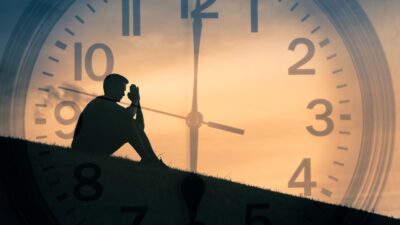 「考える時間がない」職場に共通する悪しき構造。思考停止を断ち切る改善ステップを解説